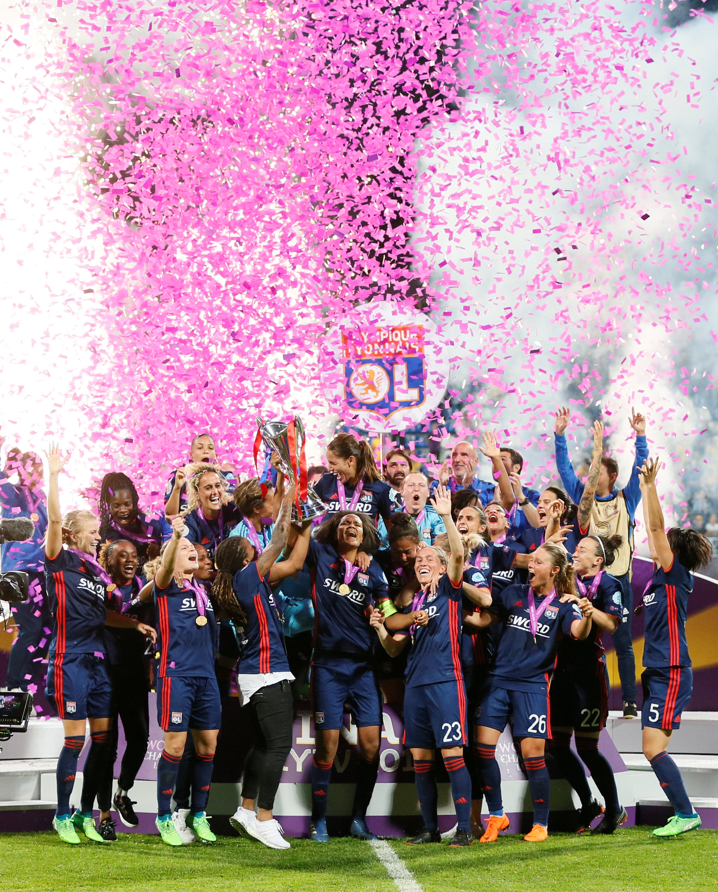 里昂主帅施行轮换阵容备战欧冠资格赛的简单介绍