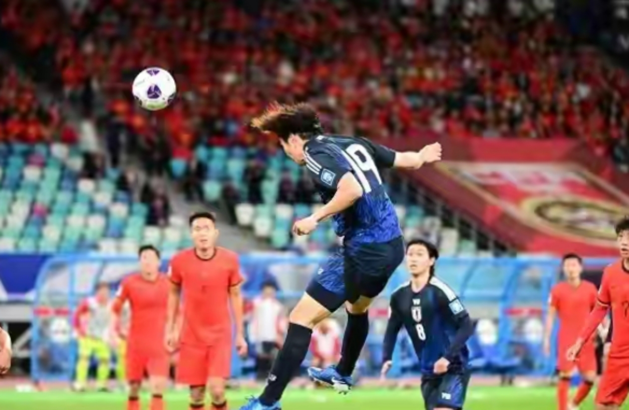 开云APP-青岛黄海中场球员获得进球，助球队赢球