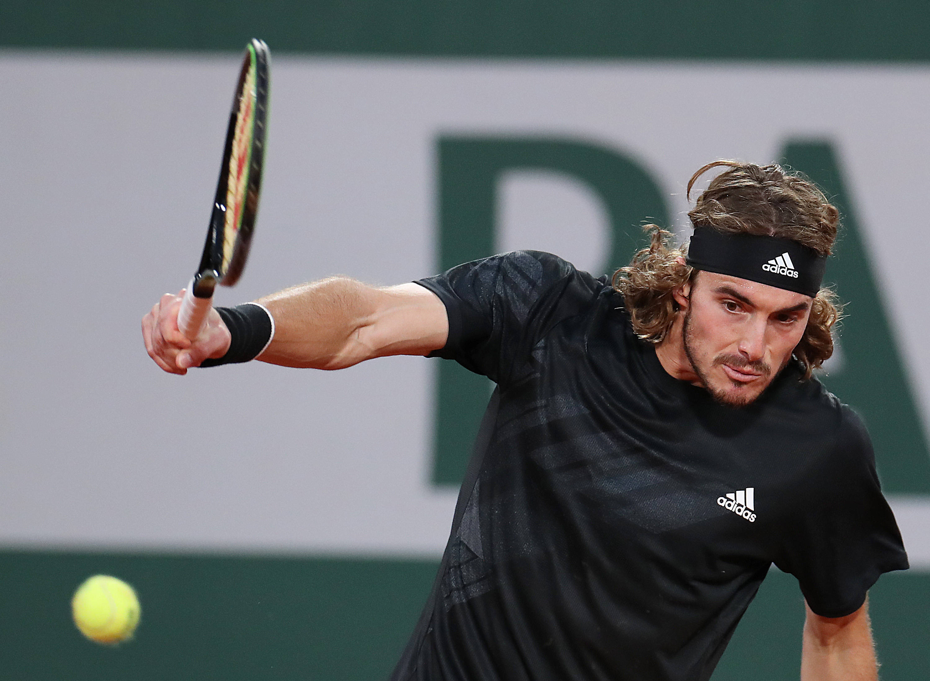 意大利网球队完胜英国网球队，西西帕斯完成帽子戏法